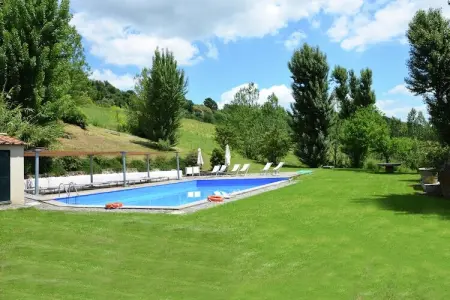 Castagno, Villa rustique avec piscine commune située à Sermugnano - Photo 7