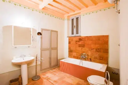 Castagno, Villa rustique avec piscine commune située à Sermugnano - Photo 18