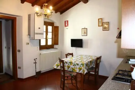 La Casa dei Due Olivi, Ferme rustique à San Baronto avec piscine - Photo 3