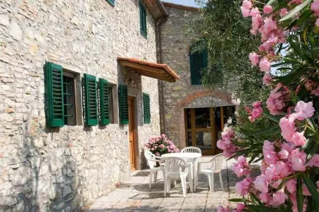 La Casa dei Cinque Olivi, Charmante ferme à San Baronto avec piscine - Photo 5