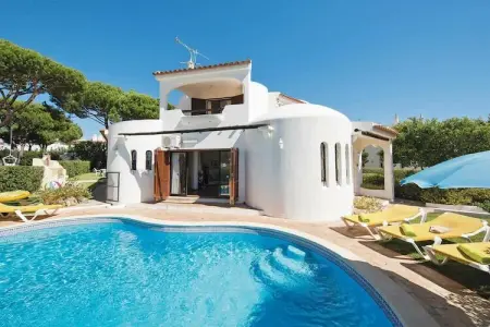 Villa Luisa, Maison de vacances moderne à Quarteira avec piscine - Photo 1