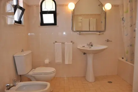 Villa Luisa, Maison de vacances moderne à Quarteira avec piscine - Photo 15