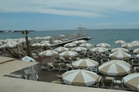 Vue mer, Belle villa à Cannes, du 18e siècle avec piscine privée et vue mer - Photo 36