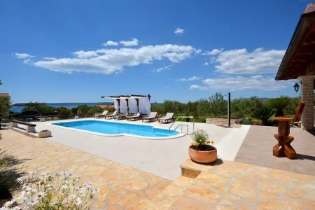 Villa Oliva, Villa confortable à Kaštel Lukšic sur le Mont Kozjak - Photo 1