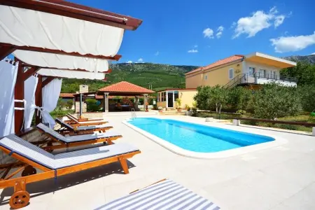 Villa Oliva, Villa confortable à Kaštel Lukšic sur le Mont Kozjak - Photo 2