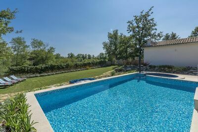 Villa Lipica with Private Pool and Jacuzzi, Gite 14 personnes à Pazin HR-00019-70
