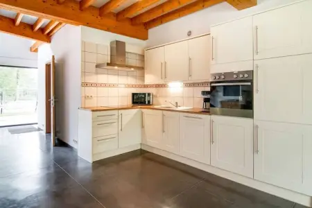 Le Gîte du Lac Privé, Gîte premium à Florennes face à un lac à poissons privé dans la forêt - Photo 3