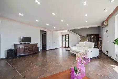 Villa Baglieri Guest House, Villa Sereine à Nissoria avec Piscine Privée et Jardin - Photo 6