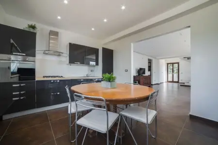 Villa Baglieri Guest House, Villa Sereine à Nissoria avec Piscine Privée et Jardin - Photo 9