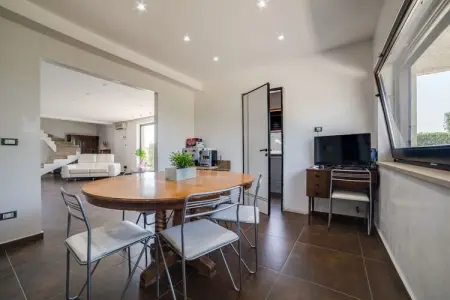 Villa Baglieri Guest House, Villa Sereine à Nissoria avec Piscine Privée et Jardin - Photo 10