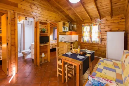 La Llosa Ponent, Joli bungalow avec terrasse couverte, à 1 km de la plage - Photo 1