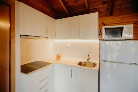 La Llosa 3 LLEBEIG, Joli bungalow en bois avec terrasse, à 1 km de la plage - Photo 1