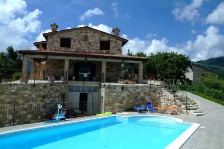 Raggio Un Posto al Sole, Maison de vacances pittoresque à Cagli avec terrasse couverte et barbecue - Photo 6