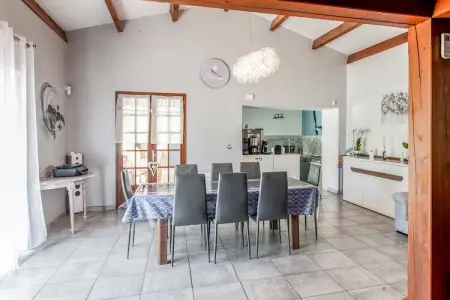 le Champlain, Jolie maison de vacances à Orange avec piscine privée - Photo 2