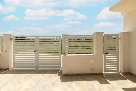 La casa di Isotta, Élégante maison de vacances à Locogrande avec jardin - Photo 5