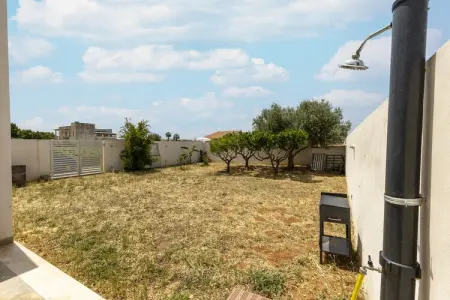 La casa di Isotta, Élégante maison de vacances à Locogrande avec jardin - Photo 30
