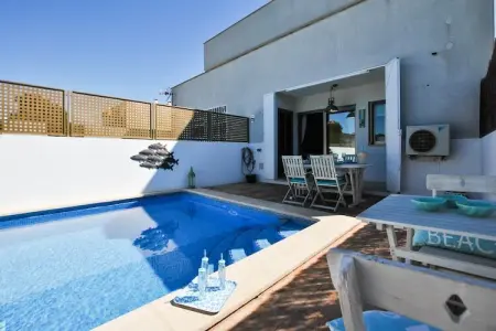 Stella Maris, Parterre de fleurs de bon goût moderne avec piscine privée à 100 mètres de la plage située - Photo 1