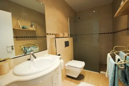 Stella Maris, Parterre de fleurs de bon goût moderne avec piscine privée à 100 mètres de la plage située - Photo 14