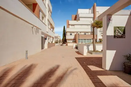 Lovely Apartment with swimming pool, Appartement 4 personnes à Roquetas de Mar - Photo 9