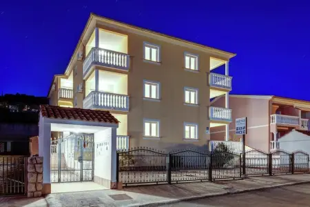 Villa Oleandar 4, Grand appartement avec belle terrasse et vue sur la mer,300m distance de la mer! - Photo 2