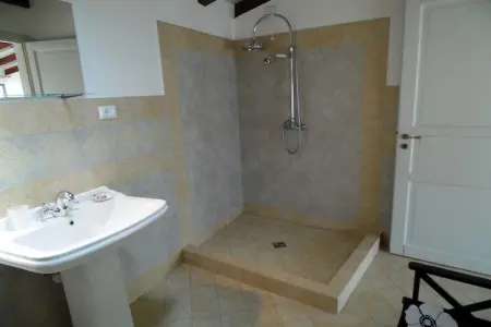 Maison Jaune, Appartement lumineux et élégant avec grande terrasse et vue sur le lac - Photo 25