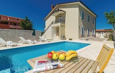 Maison 12 personnes à Cabrunici CIC547