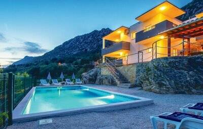 Maison 8 personnes à Omis CDE448