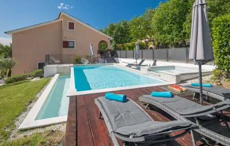 Location Maison 6 personnes à Tinjan - Photo 8