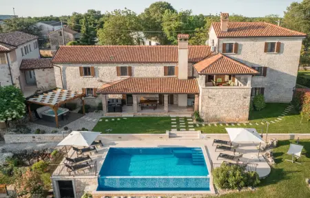 Location Maison 8 personnes à Tinjan - Photo 19