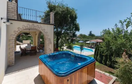 Location Maison 16 personnes à Liznjan - Photo 1