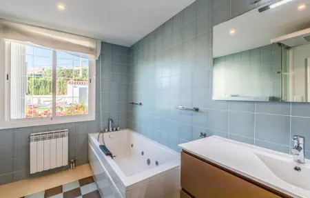 Location Maison 10 personnes à Sant Cebrià de Vallalt - Photo 25