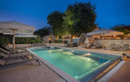 Location Maison 14 personnes à Tinjan - Photo 1