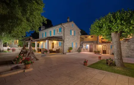 Location Maison 14 personnes à Tinjan - Photo 2