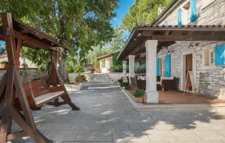 Location Maison 14 personnes à Tinjan - Photo 3