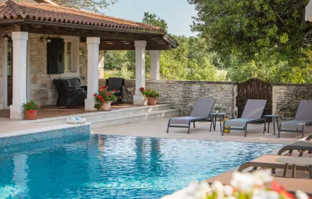 Location Maison 14 personnes à Tinjan - Photo 11