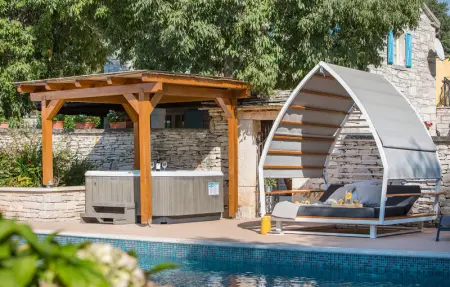 Location Maison 14 personnes à Tinjan - Photo 12