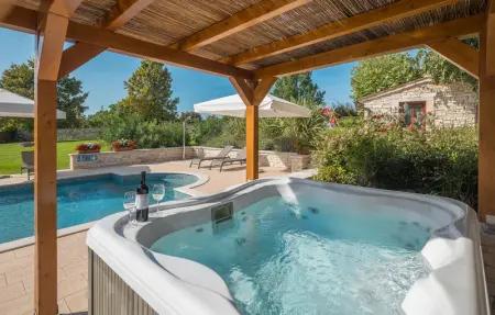 Location Maison 14 personnes à Tinjan - Photo 14