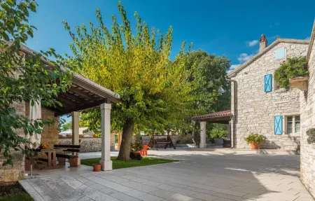 Location Maison 14 personnes à Tinjan - Photo 22