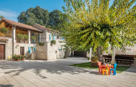 Location Maison 14 personnes à Tinjan - Photo 29