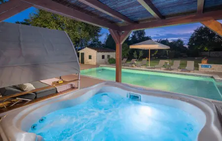 Location Maison 14 personnes à Tinjan - Photo 30