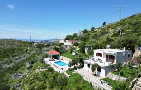 Nice home in Zrnovnica, Maison 8 personnes à Zrnovnica - Photo 1