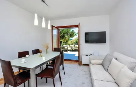 Nice home in Zrnovnica, Maison 8 personnes à Zrnovnica - Photo 2