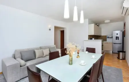 Nice home in Zrnovnica, Maison 8 personnes à Zrnovnica - Photo 3