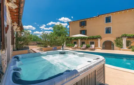 Location Maison 10 personnes à Tinjan - Photo 4