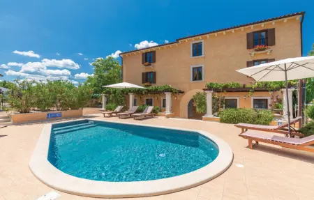 Location Maison 10 personnes à Tinjan - Photo 8