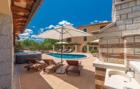 Location Maison 10 personnes à Tinjan - Photo 10