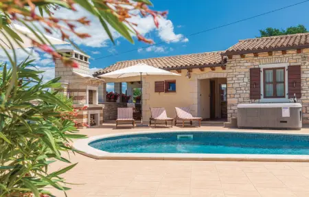 Location Maison 10 personnes à Tinjan - Photo 12