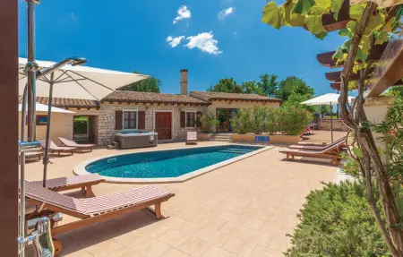 Location Maison 10 personnes à Tinjan - Photo 13