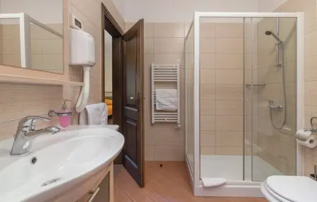 Location Maison 10 personnes à Tinjan - Photo 55