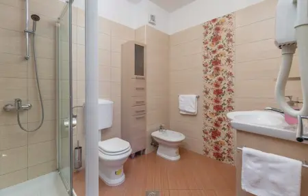 Location Maison 10 personnes à Tinjan - Photo 56